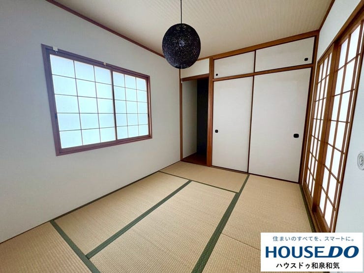 落ち着いた雰囲気の和室は、家族のくつろぎスペースやお子様の遊び場にも最適です。