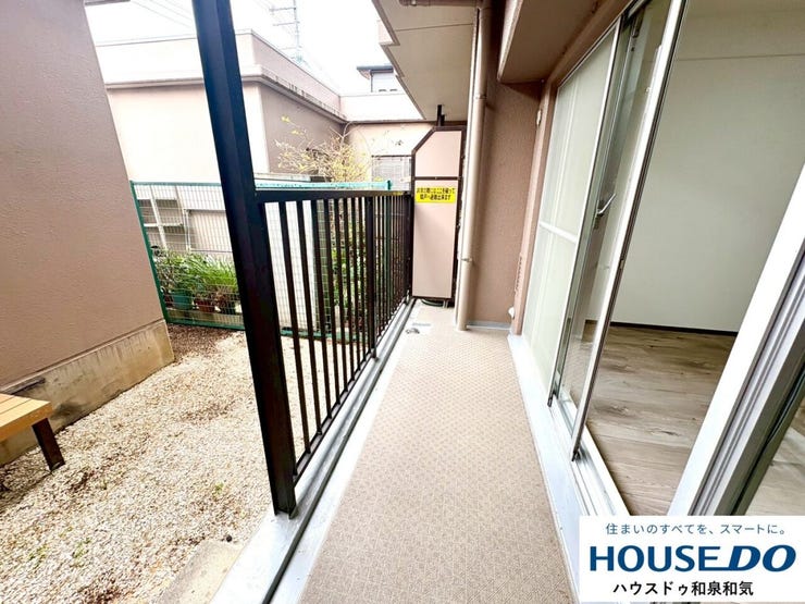 お庭に面したバルコニーで開放的でお子様が遊んでいるのを見守ることが出来ます