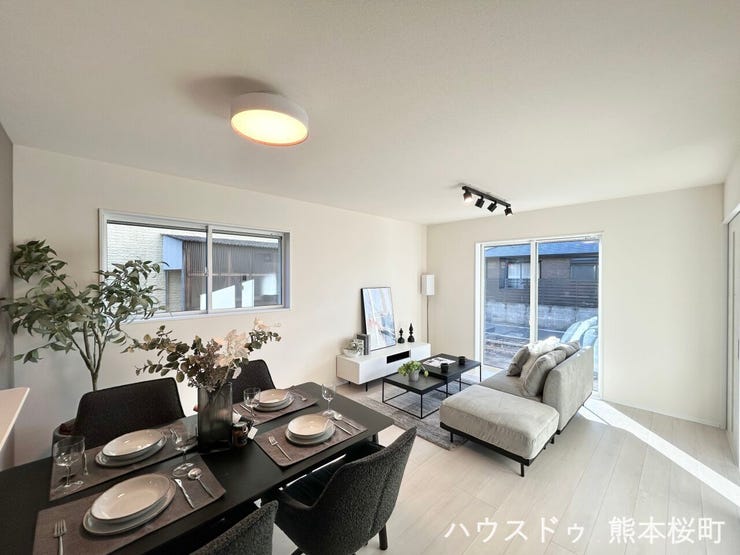 ■安らぎと笑顔の中心地■陽光が優しく降り注ぎ、会話が自然と弾む。ここでは、毎日が特別な時間へと変わります。