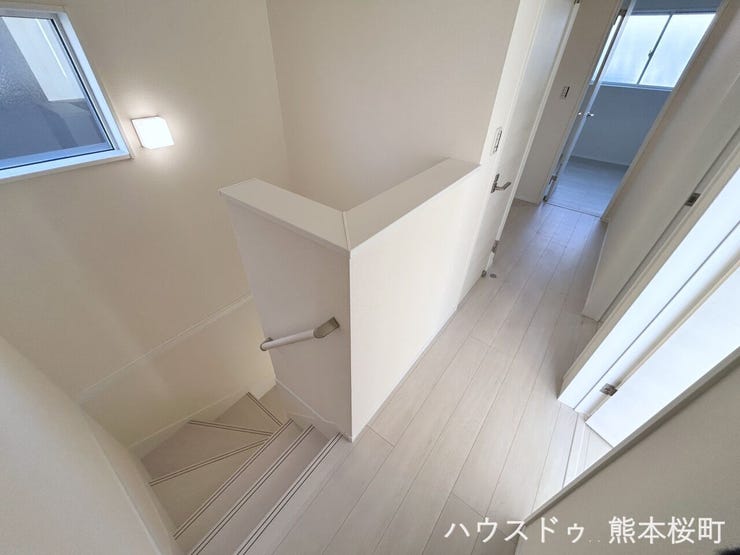 ■暮らしを繋ぐ、明るい動線■採光窓から光が差し込み、足元を優しく照らす。安全で快適な、家族の生活を支える縦の繋がりです。