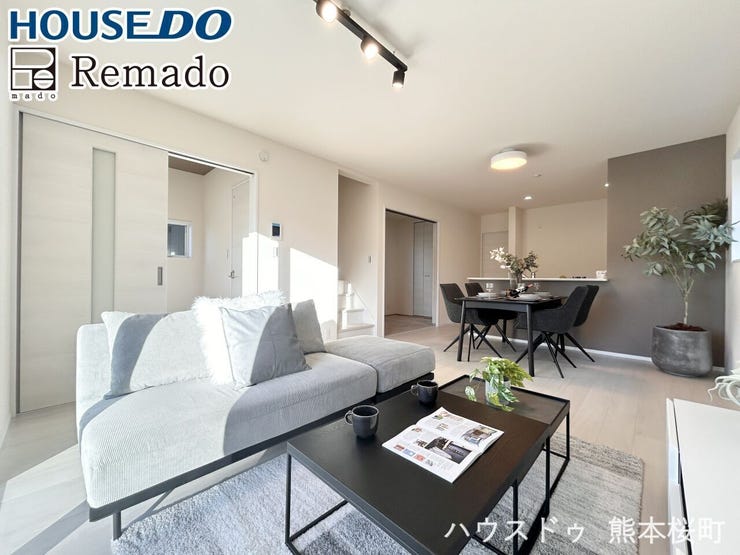 【リビング】
■家族の笑顔が集う中心地■お気に入りの家具を迎え、窓からは心地の良い光が差し込みます。※CGで家具を配置しています。