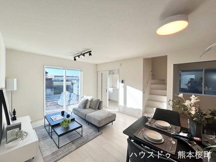 ■安らぎと笑顔の中心地■陽光が優しく降り注ぎ、会話が自然と弾む。ここでは、毎日が特別な時間へと変わります。