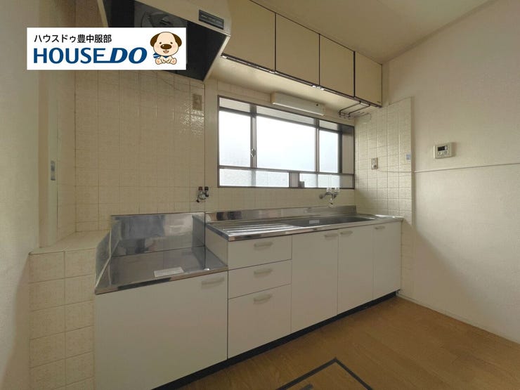 上部棚付きの収納豊富なキッチンです♪