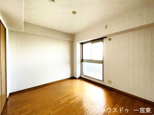 【6.5帖】北側の洋室は、自然光が穏やかに差し込み、落ち着いた雰囲気の中でくつろげる空間です。