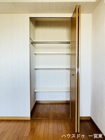 【6.5帖洋室】ハンガーパイプと棚があらかじめついているので、サッと片づける事が出来ます!