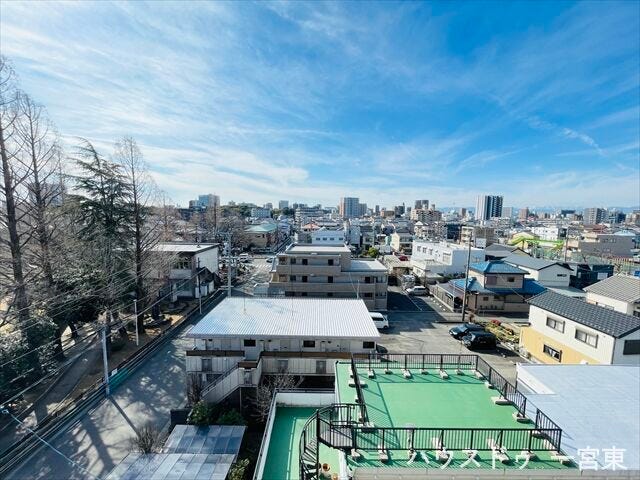 周囲に高い建物のないエリア。空が大きく感じます。