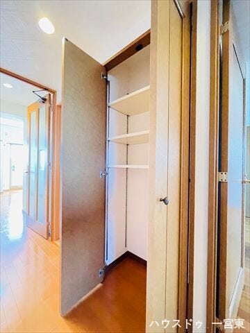 【廊下】掃除道具をしまったり、日用品のストックを入れたりできますね。