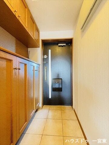 いつも気持ちよくご家族を迎えられる玄関収納付き。小物を飾るスペースもあります。