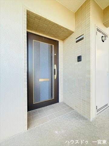 【外玄関】玄関前にあるくぼみ空間が、外部からの視線を遮ることでプライバシーもしっかり確保できます。