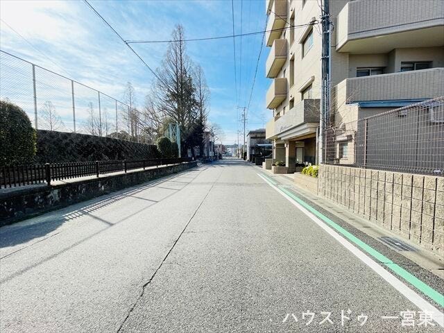 ≪東側南向き≫車の通行も少なく、幅員もあるため安全に歩くことができます。