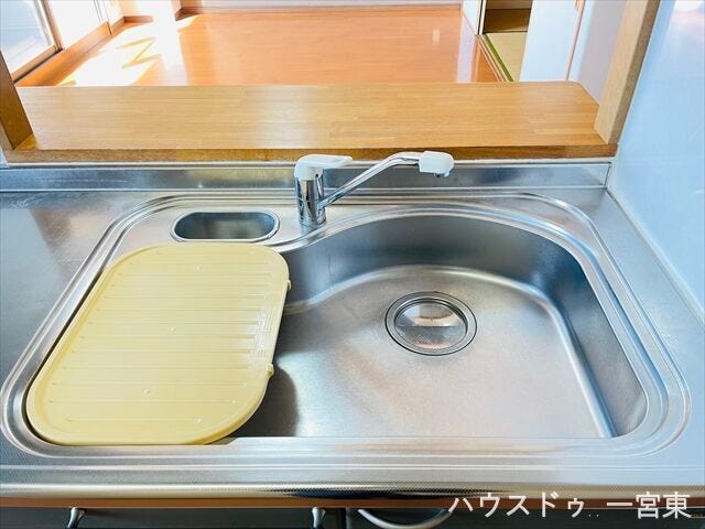【シンク】耐久性や耐熱性に優れているステンレスシンク。お手入れがしやすく、清潔さを保ちやすいです。