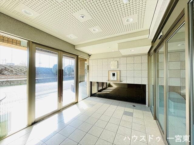 外から明るい日差しと風除けもできるエントランスになっています。