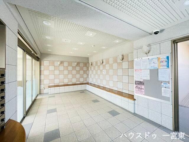 自動ドアだと、手に荷物を持っているとき、車椅子やベビーカーを押しながらでもスムーズに出入りが出来ます。