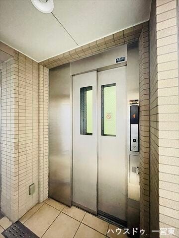 7階建てマンションのためエレベーターが設置されています。買い物後の荷物を運ぶ際にはとても助かります。