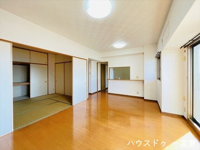 隣り合う和室を開放すれば、ひときわ広々とした空間になるリビングダイニング。