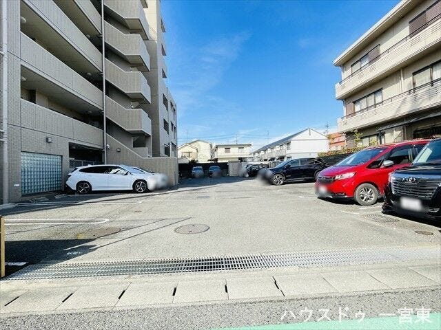 敷地内に駐車場がございます。空き状況はお気軽にお問い合わせください。