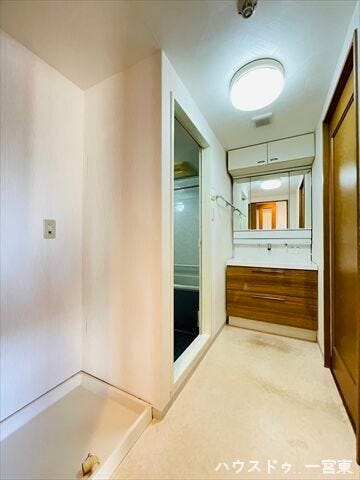 洗面台には収納もしっかりついていますので、洗剤やシャンプーなどのストックもできます。