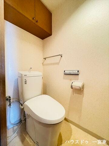 収納棚付きのトイレです。トイレットペーパーのストックも置いておけますね。