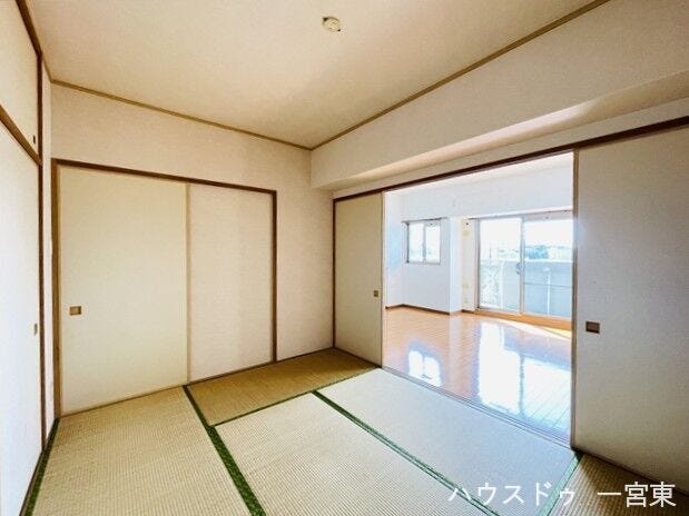 【6帖】畳のある暮らしが楽しめる和室。リビングとつながる落ち着いた空間です。