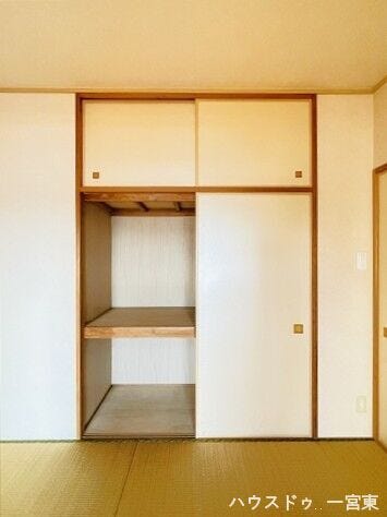 【6帖和室】布団や座布団を収納したり、下段はお子様のおもちゃ置き場としても重宝します。