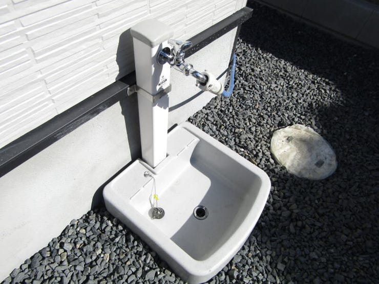 外には水道スペースを完備♪車の洗車時に役立ったりペットの散歩後の洗い場にしたりと便利です♪