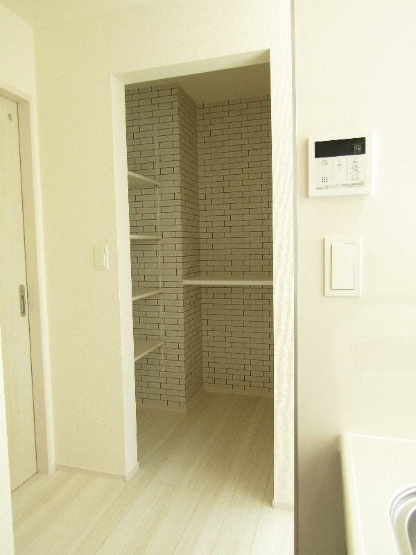 使いやすいキッチン横のパントリー付きで、食材や調理器具をすっきり収納。生活感を隠して、美しいキッチン空間に。