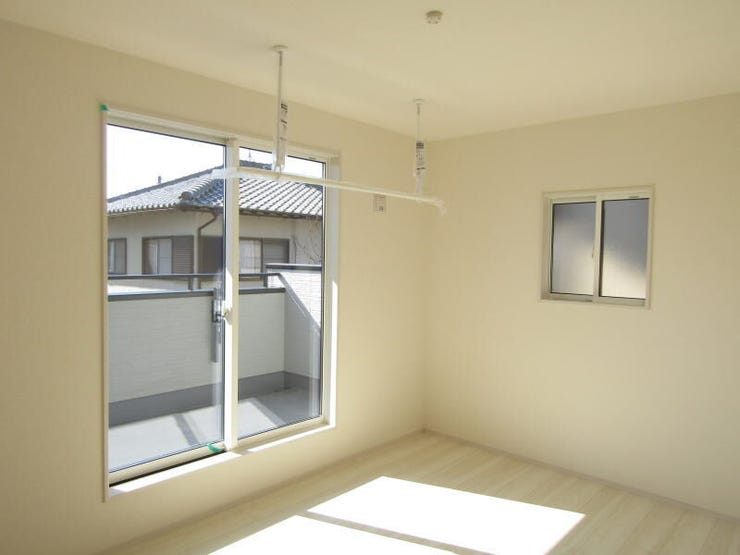 バルコニーに面した採光良好な洋室。室内物干機付きで、雨の日や夜間でも安心して洗濯物を干せます。