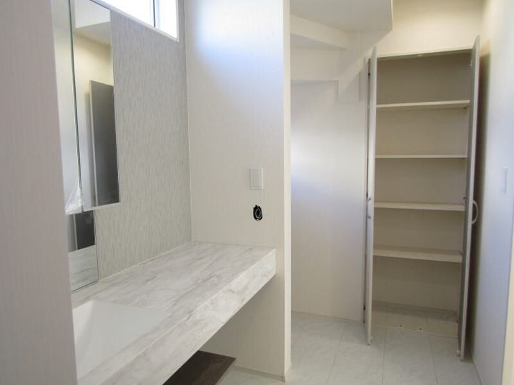 洗面室には収納棚を設置しており、タオルや洗剤、日用品などをすっきりと収納できます。