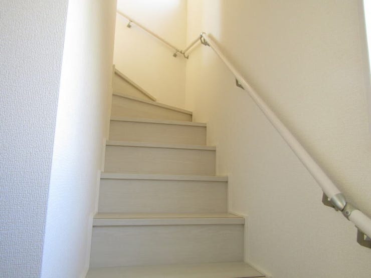 毎日の上り下りをしっかりサポートする階段手すり。小さなお子さまやご年配の方にも安心な設計です。