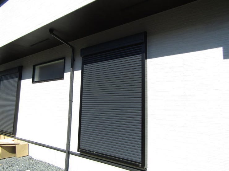 窓にはシャッター雨戸を完備。外出時や就寝時も、しっかりとプライバシーと安全を守ります。