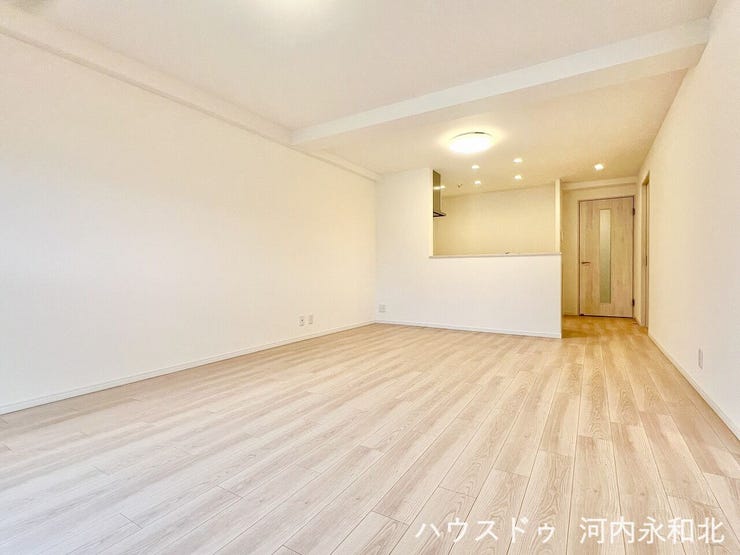 明るい木目と白壁が調和する空間。
柔らかな光に包まれて、家族の会話も自然と弾みます。