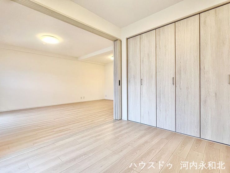 引き戸を開ければリビングと一体の大空間に。
子どもの遊び場やワークスペースに最適です。