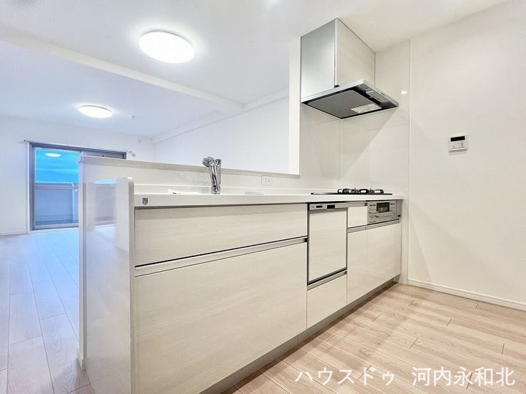 食器洗い乾燥機付きで、食後の片付けも楽々!
機能的なキッチンが、毎日の家事をサポートします。