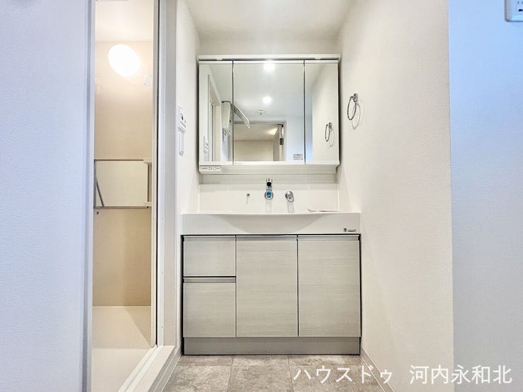 三面鏡裏の収納は、小物の整理整頓に便利!
すっきり片付く洗面台で、朝の時間を快適に。