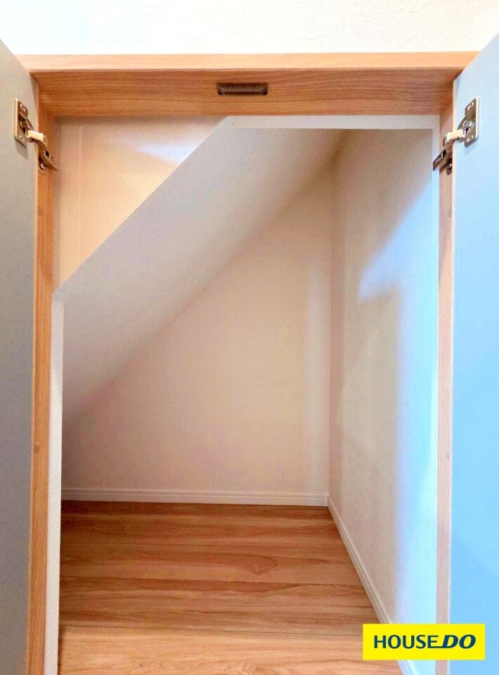 階段下収納です。季節家電や日用品のストック置場として重宝します。