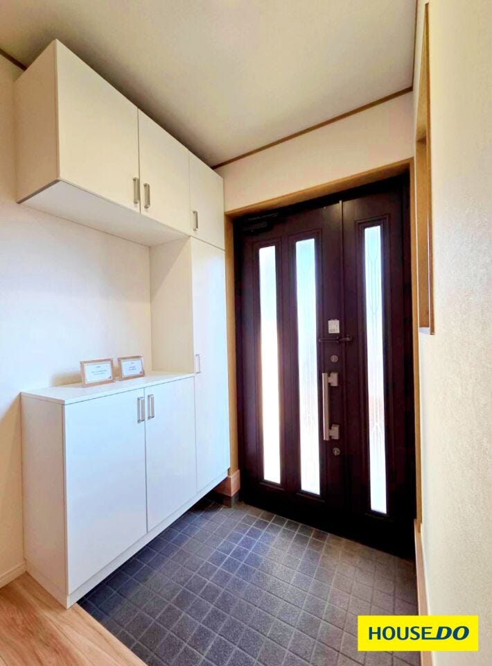 家族全員の靴がスッキリ収まる大容量収納です。カウンターにはお気に入りの小物を飾って華やかな玄関に♪