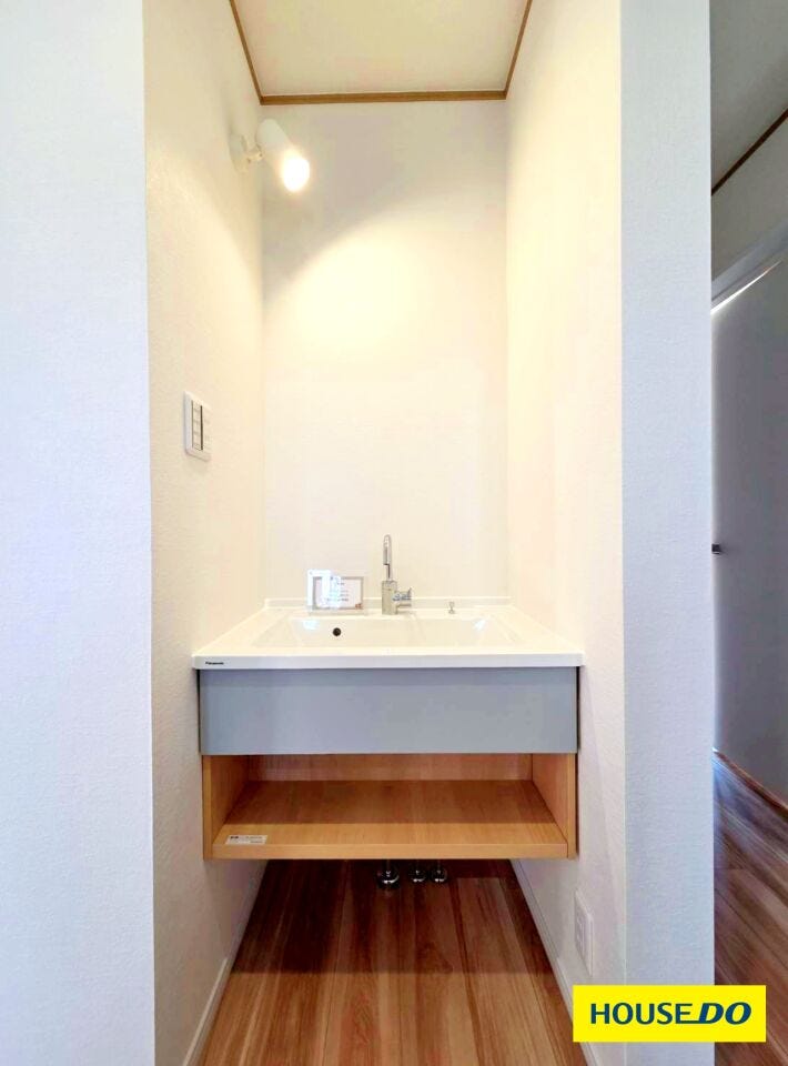 2Fホールに設置された洗面台です。朝の忙しい時間帯に洗面所が混雑しても、1階と2階で使い分けることでき便利です。