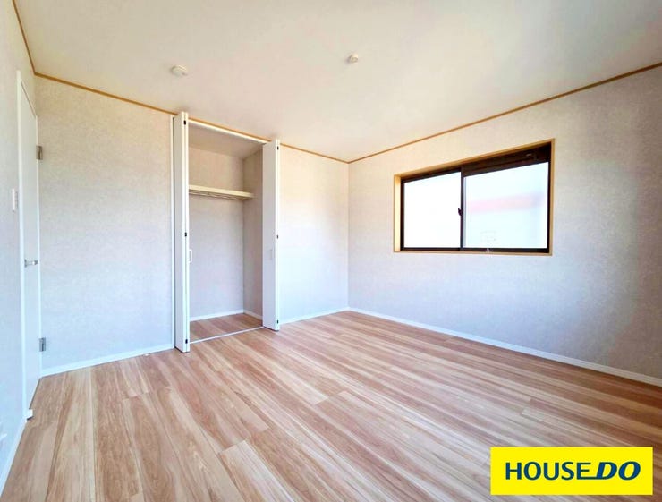 2F洋室8帖です。クローゼットも備え付けられているため、衣類や小物をスッキリ収納できます。