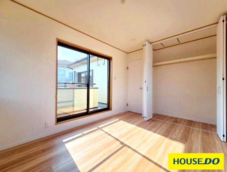 2F洋室6帖です。クローゼットも備え付けられているため、衣類や小物をスッキリ収納できます。
