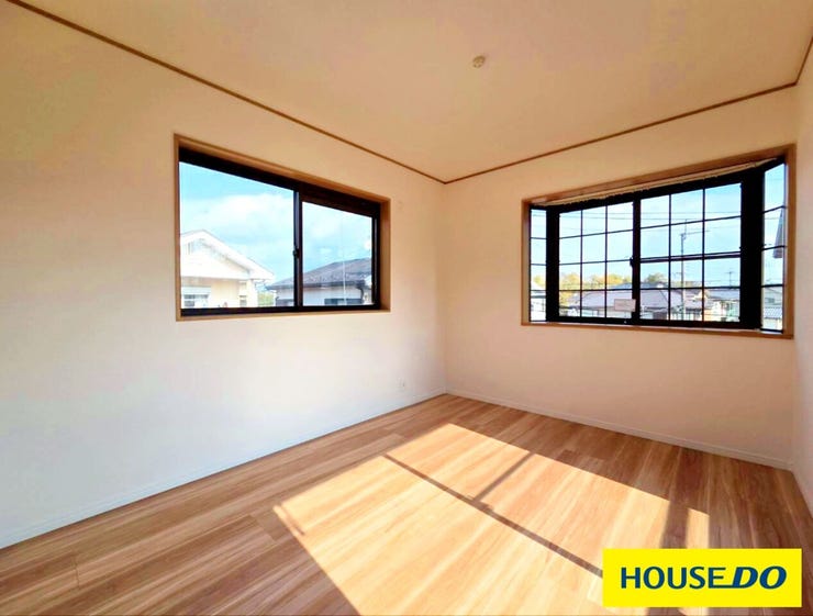 2F洋室6帖です。窓からは自然光がたっぷり入り込み、部屋全体が明るく開放的です。