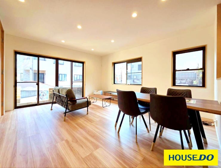 大きな窓から自然光がたっぷりと差し込み、部屋全体が明るく開放的な空間となっています。