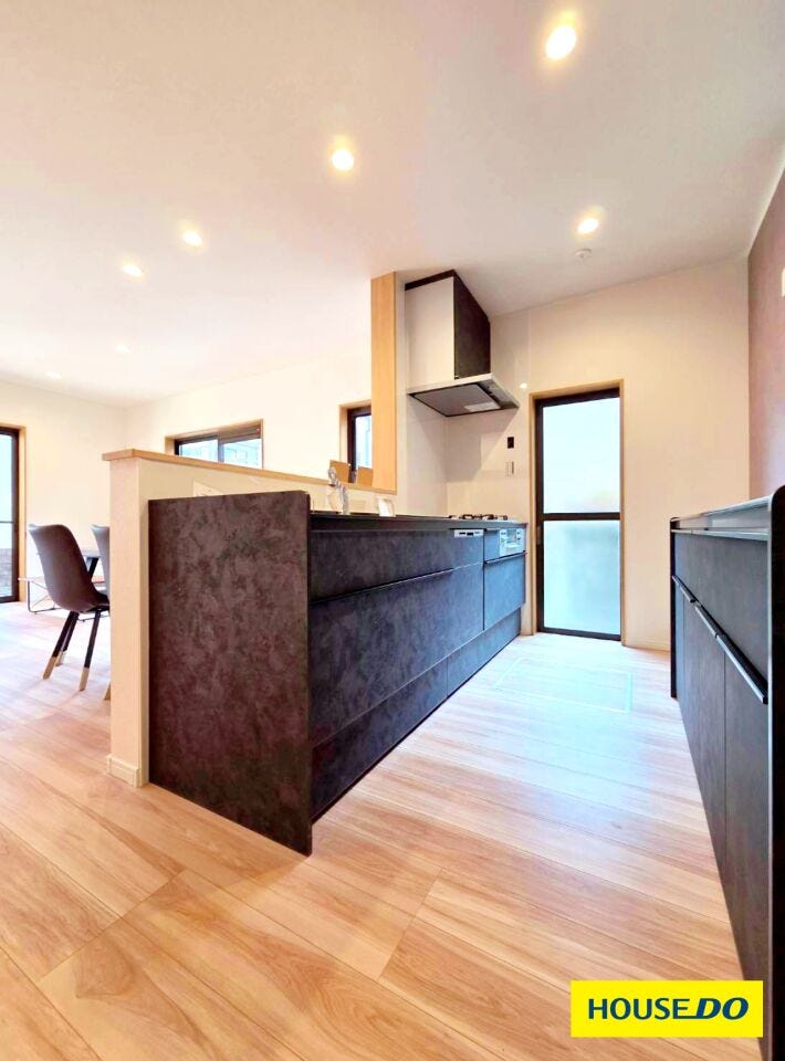 スタイリッシュなシステムキッチンは、リビング・ダイニングが見渡せるため、料理をしながらでも家族とコミュニケーションが取りやすい配置です。