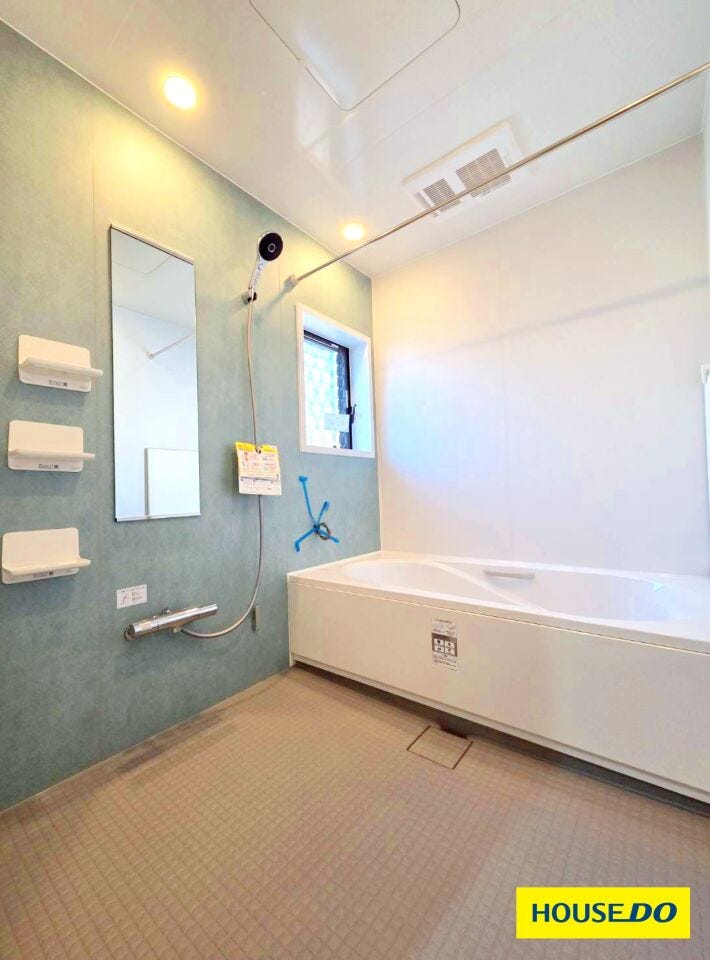 アクセントカラーがおしゃれな浴室。ゆったりとした浴槽で一日の疲れを癒せます。