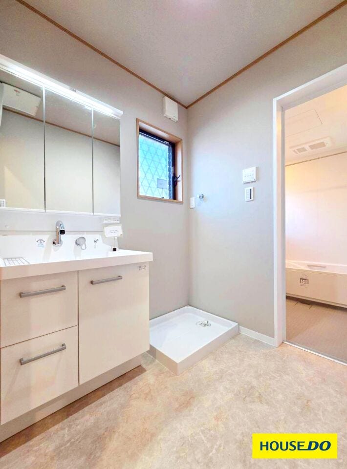 収納もたっぷりできる大きめの洗面台で、化粧品や洗面用品をすっきりと隠して収納できます。