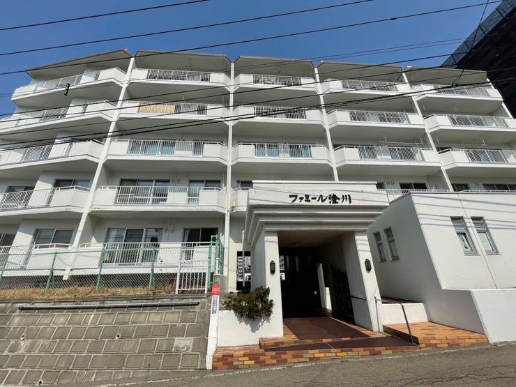 晴れた日には、明るい日差しが映える清潔感ある外観が際立ち、南向きバルコニーや整った建物デザインが、管理の行き届いた安心感を印象づけます。