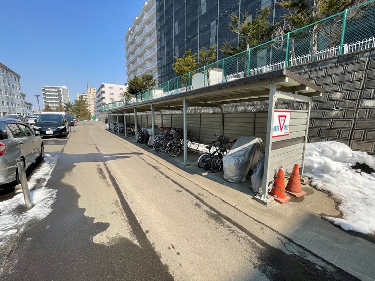 駐輪場
駐輪場が完備されており、自転車の出し入れがスムーズ。通勤・通学や買い物にも便利で、日常生活の利便性を高める設備です。