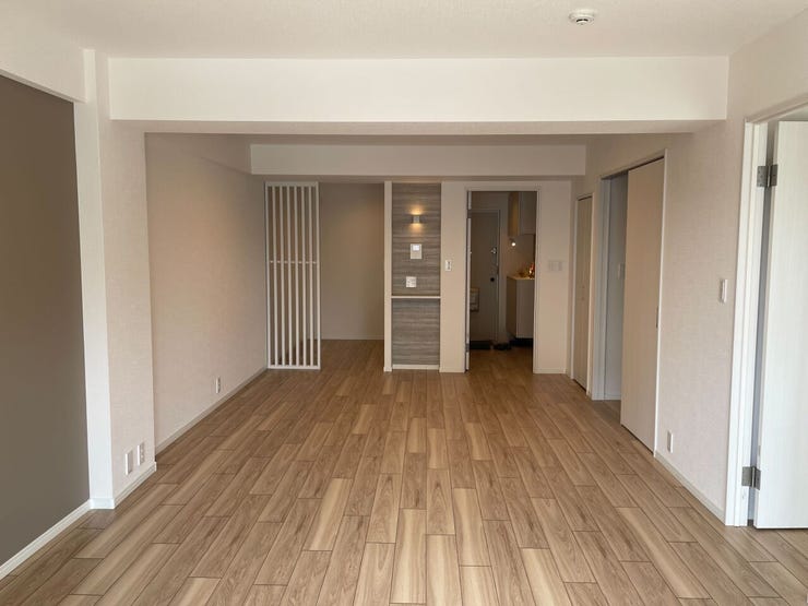 18.3畳の広々リビングは家族が集まりやすく、南向きで採光良好。フローリングで清潔感があり、リフォーム済の快適空間でくつろぎと団らんを楽しめます。