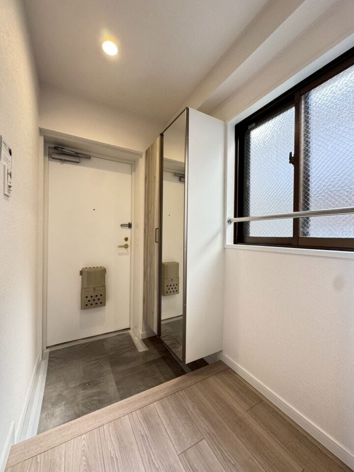 内側玄関・鏡付きシューズクローク♪