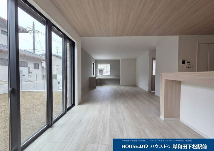 足元から天井近くまで広がるダイナミックな窓が、外の景色をインテリアの一部に変えてくれます。光と風を贅沢に取り込み、リビングにいながら外とつながる心地よさを体感してください♪