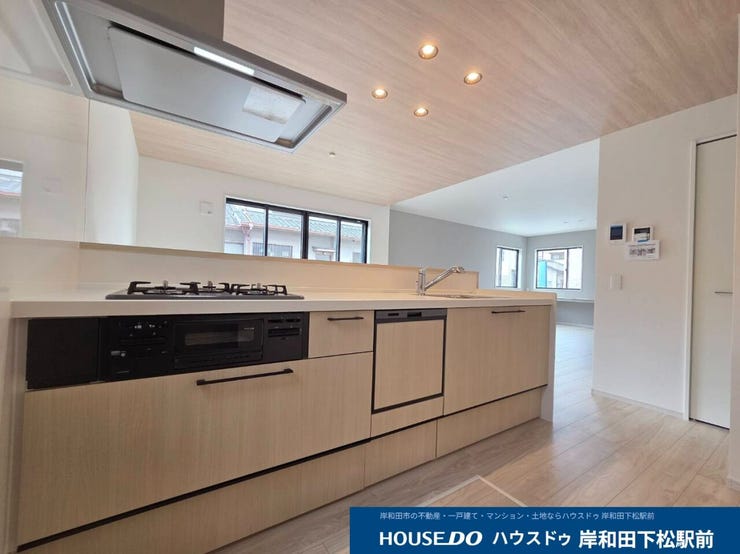 キッチンエリアの天井を木目調に切り替えることで、リビングとの境界をさりげなくデザイン。カフェのようなオシャレな雰囲気を楽しめます♪